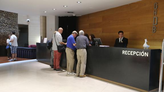 Recepción del hotel Meliá Bilbao. 