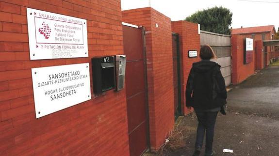 Una joven pasa junto al centro educativo foral Sansoheta, a las afueras de la capital alavesa.