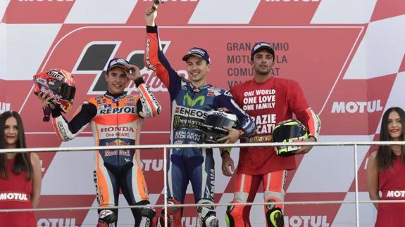 Jorge Lorenzo, en lo más alto del podio en el circuito de Cheste, junto a Márquez y Iannone. 