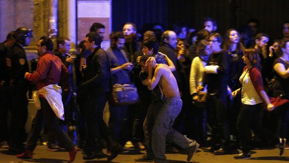 Personas evacuadas en los alrededores de la sala Bataclan de París tras los atentados del 14 de noviembre de 2015. 