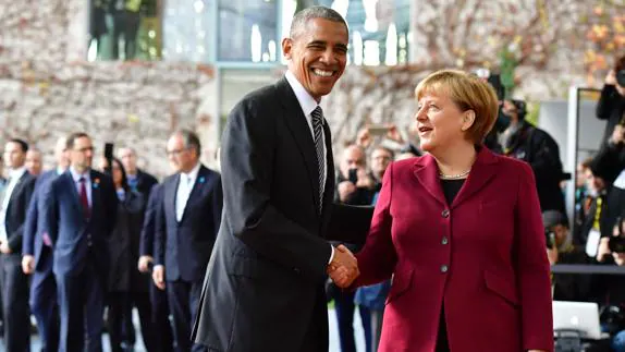 Obama saluda a Merkel. 
