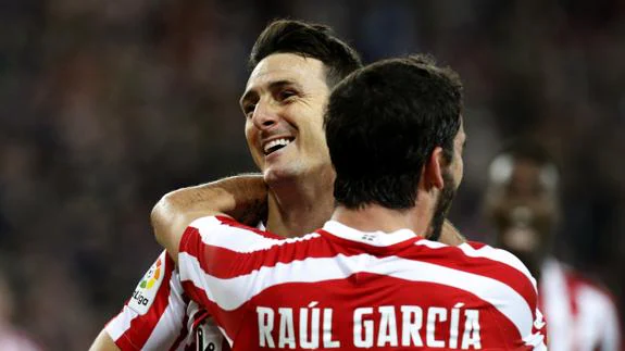 Aduriz y RAúl García celebran el gol. 