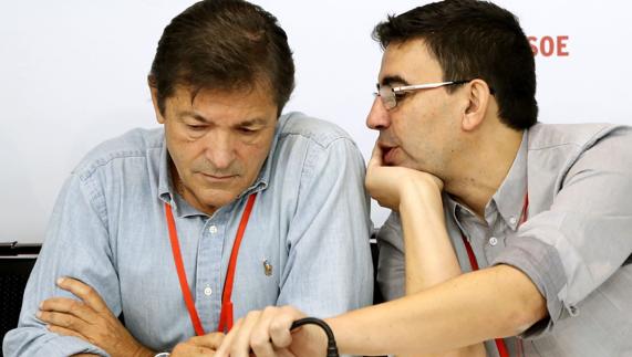 El presidente de la gestora del PSOE, Javier Fernández, y el portavoz, Mario Jiménez.