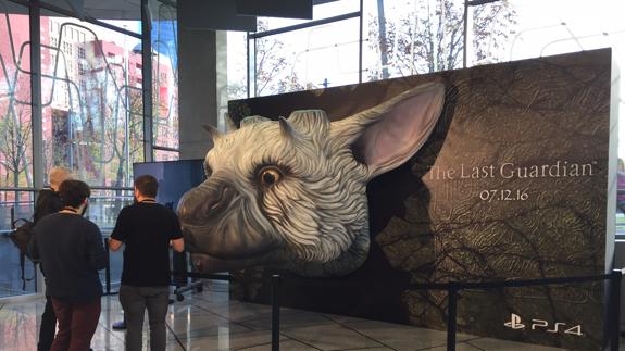 Tres personas observan una instalación de 'The Last Guardian' al inicio del Fun & Serious.