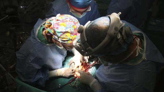 Cirujanos en un trasplante de corazón.