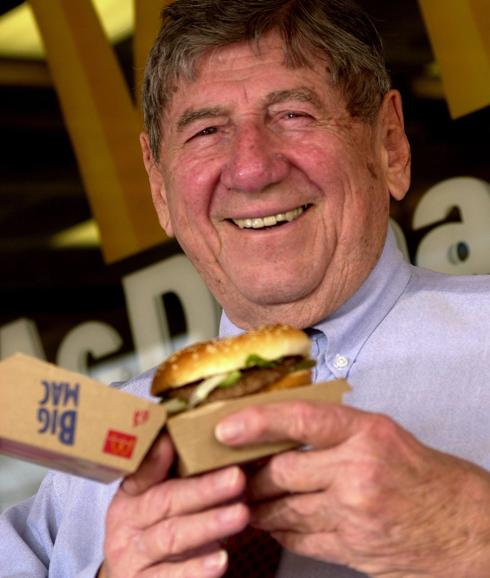 Michael Delligatti con un Big Mac en la mano.