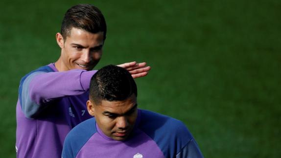 Cristiano Ronaldo bromea con Casemiro. 