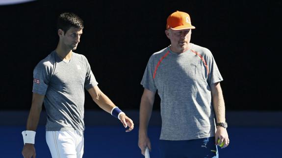 Novak Djokovic y Boris Becker, durante una sesión de entrenamiento. 