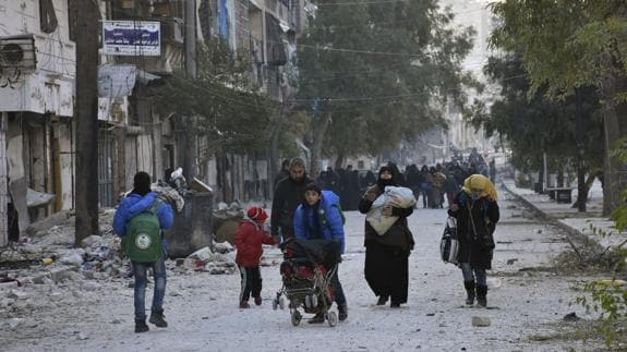 Civiles huyen de los barrios rebeldes de Alepo.