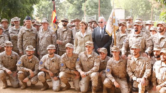 La ministra de Defensa, María Dolores de Cospedal, junato al destacamento de Koulikoro, en Malí.