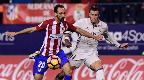 Juanfran protege el balón ante Gareth Bale. 