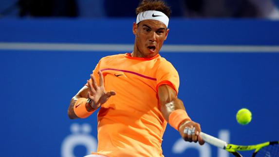 Rafa Nadal golpea la bola durante el partido ante Berdych. 