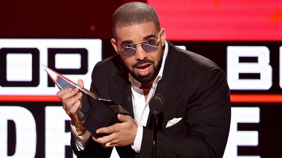 Drake recoge un premio por 'Views'. 