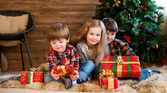 Varios niños, con paquetes de regalos. 