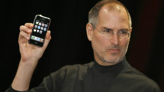 Steve Jobs durante la presentación del primer iPhone en 2007.