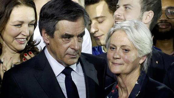 Fillon y su esposa asisten a un mitin. 