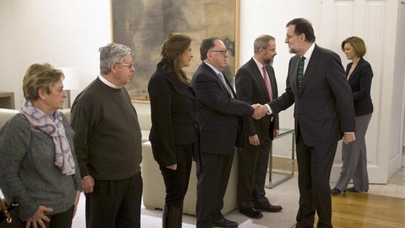 Cospedal y Rajoy saludan a los representantes de la Asociación de Víctimas del Yak-42.