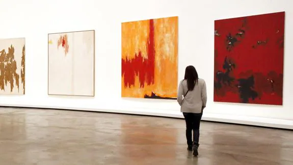 Una mujer observa algunas de las obras que componen la exposición 'Expresionismo Abstracto'. 