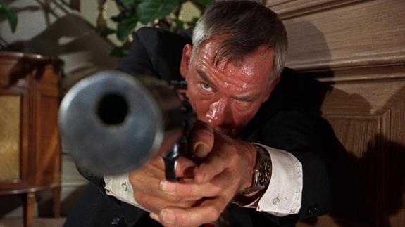 Lee Marvin, empuñando un arma.