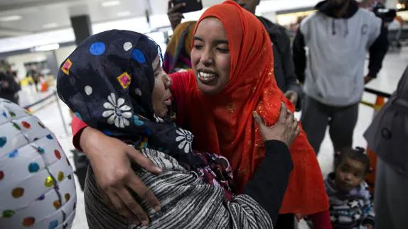 Una madre recibe a su hija somalí a la que habían denegado el acceso a EE UU.