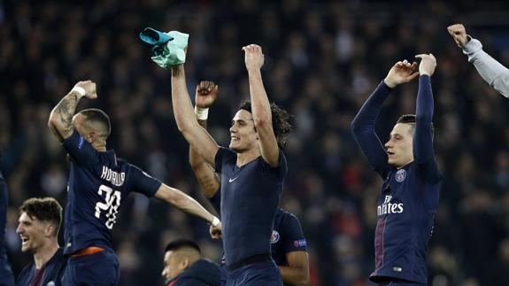 Los jugadores del PSG celebran el 4-0 con la afición del Parque de los Príncipes