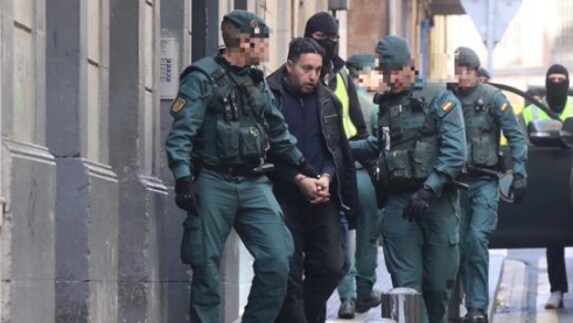 Agentes de la Guardia Civil con el detenido.