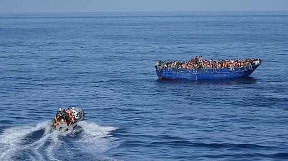 La fragata Canarias rescata a más de cien personas frente a la costa de Libia