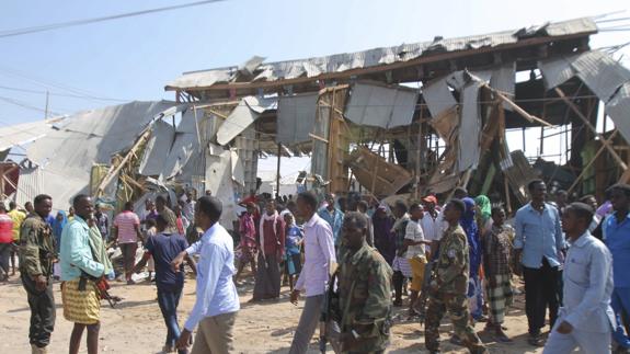 Aumentan a 39 muertos por la explosión de un camión bomba en un mercado de Mogadiscio