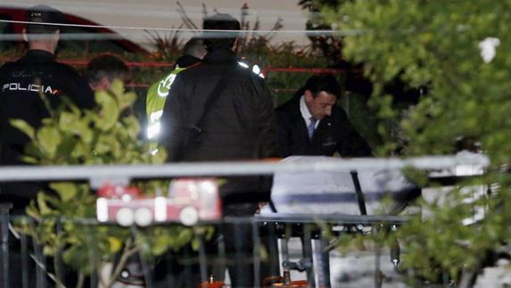 Los servicios funerarios trasladan el cadáver de la mujer asesinada en Pontevedra.