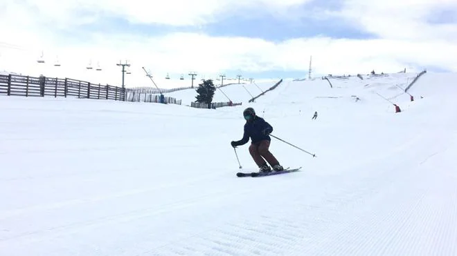 Un esquiador se desliza por las pistas de la estación de Javalambre