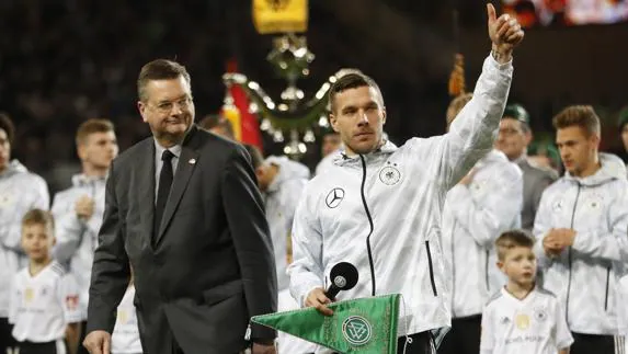 Podolski, durante el homenaje que se le ha brindado. 