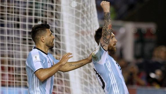Agüero (i) y Messi celebran el único gol del partido. 
