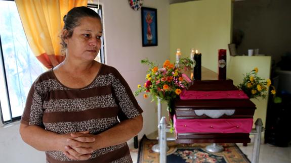 Luz Mari Ruiz ante el ataúd de su hija Delcy Rosero.