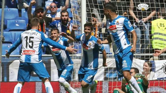 El Espanyol celebra el gol. 