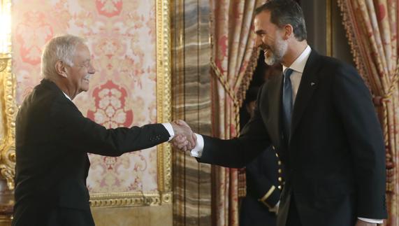 El rey Felipe VI saluda al escritor Eduardo Mendoza.