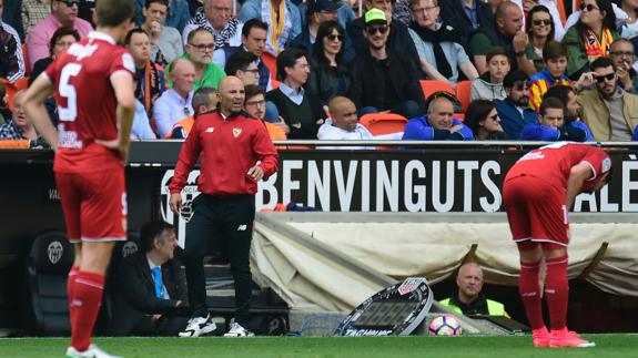 Sampaoli ordena a los jugadores del Sevilla. 