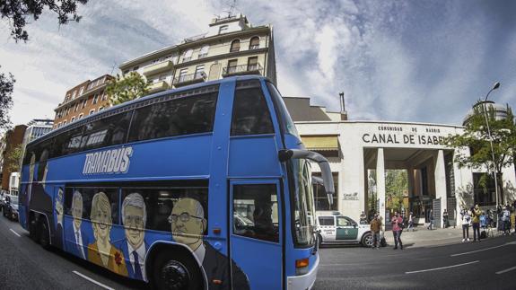 El "tramabús", autobús de Podemos que denuncia los dudosos vínculos entre el poder económico y político.