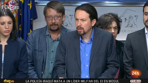 Pablo Iglesias, en rueda de prensa junto a los portavoces de su grupo parlamentario.