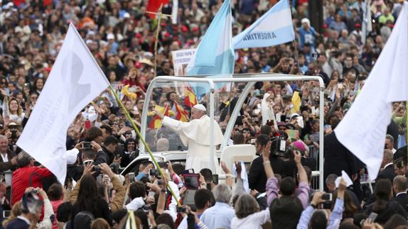 El papa Francisco saluda a los peregrinos en el santuario de Fátima.