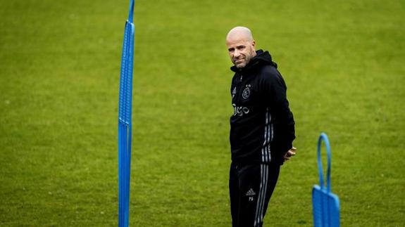 Peter Bosz, en un entrenamiento con el Ajax. 