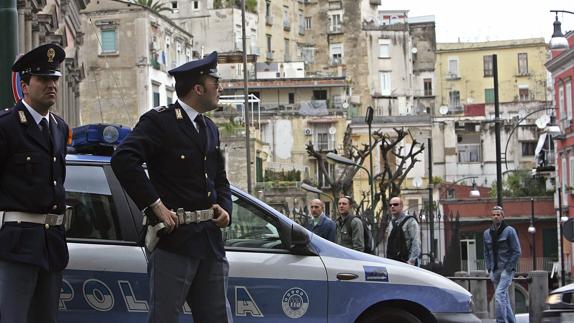 Agentes de policía en Nápoles.