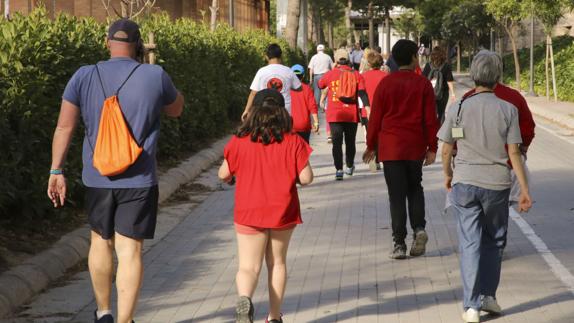 Los niños del programa 'Marchando con mi pediatra' realizan actividad física monitorizada junto a sus padres.