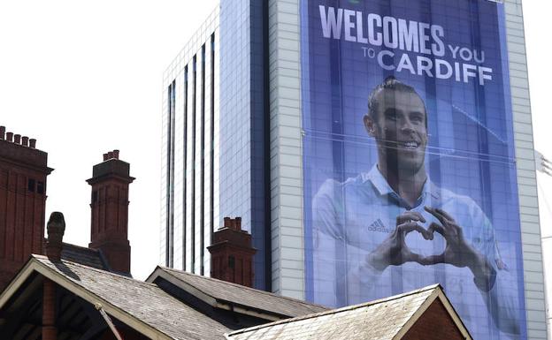 Un anuncio de Bale da la bienvenida a Cardiff. 