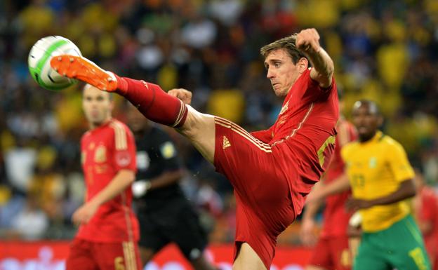 Nacho Monreal realiza un remate acrobático en un partido con España 
