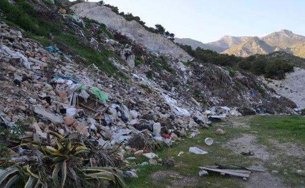 Investigan a casi 40 personas, entre cargos públicos y empresarios, por un vertedero ilegal de Nerja