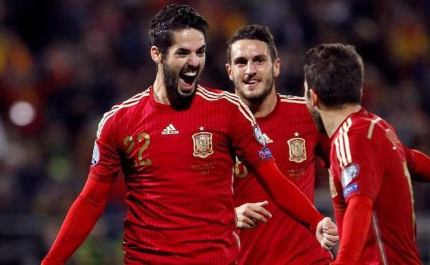 Isco, en primer término, celebra un gol con España. 