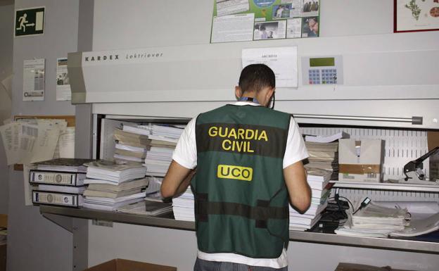 Fotografía facilitada por la Guardia Civil de uno de los miembros de la Unidad de Delitos contra la Administracion de la UCO.