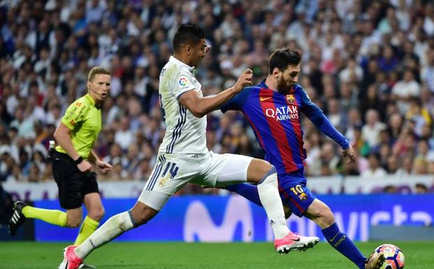 Messi y Casemiro, en un lance del Madrid-Barça de la última campaña. 
