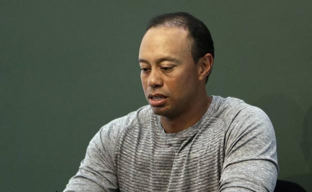 Tiger Woods dice recibir ayuda profesional para lidiar con los medicamentos