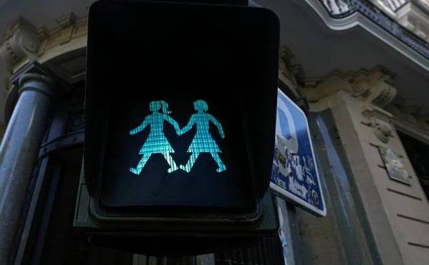 Semáforo de Madrid muestra dos figuras verdes femeninas que simbolizan una pareja del mismo sexo para celebrar el Festival del Orgullo Gay. 